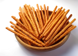 Salgadinho crocante e assado em formato de palito em um bowl, snack, lanche da tarde em fundo branco