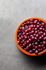 Earthenware bowl full of red beans from Anguiano on a kitchen worktop in a zenithal photograph.