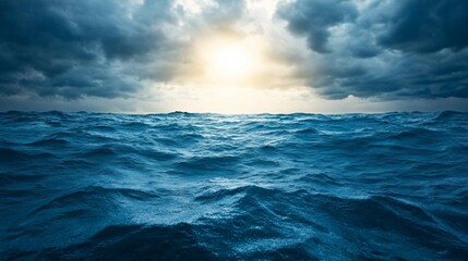 Obraz premium Dramatic ocean scene with waves and a cloudy sky at sunset.