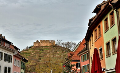 Blick von Staufens Altstadt auf die Burg