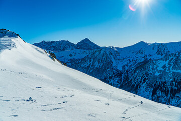 Góry wysokie, Tatry w Polsce zimą podczas pięknej słonecznej pogody z błękitnym niebem.