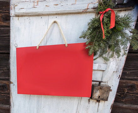 Rotes Schild mit Weichnachtsdekoration