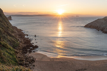 Obraz premium Sunset on Somocuevas Beach. Liencres, Cantabria. Broken Coast