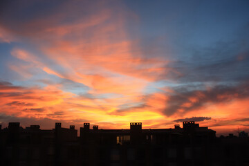 Atardecer con nubes dramáticas y rayos de luz