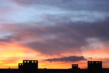 Atardecer con nubes dramáticas y rayos de luz