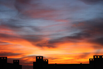 Atardecer con nubes dramáticas y rayos de luz
