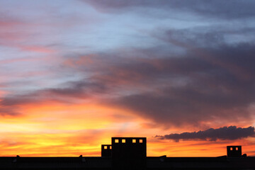 Atardecer con nubes dramáticas y rayos de luz