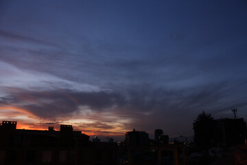 Atardecer con nubes dramáticas y rayos de luz