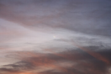 Atardecer con nubes dramáticas y rayos de luz