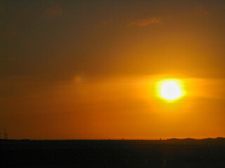 Horizonte sereno al caer el sol