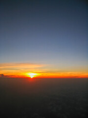 Horizonte sereno al caer el sol