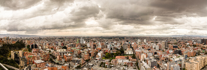 Atardecer dramático sobre Bogotá con nubes densas y paisaje urbano