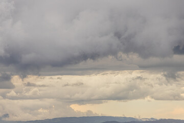 Atardecer dramático sobre Bogotá con nubes densas y paisaje urbano