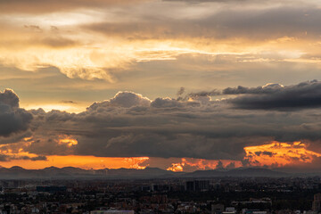Atardecer dramático sobre Bogotá con nubes densas y paisaje urbano