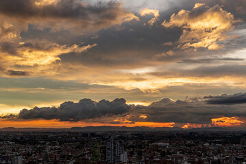 Atardecer dramático sobre Bogotá con nubes densas y paisaje urbano