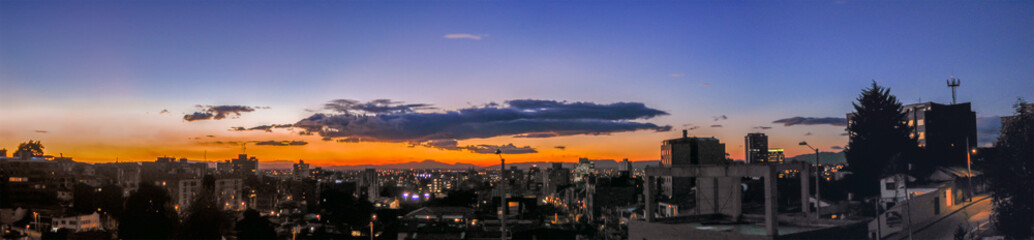 Horizonte sereno al caer el sol