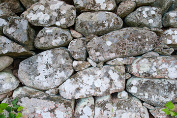 Mauerstruktur aus Feldsteinen