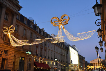 Décorations scintillantes à Noël dans la rue