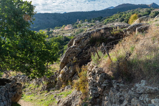 Wanderweg im Golo Tal mit Blick auf das Dorf Corsica, Korsika, Frankreich