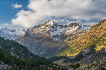 Monta&ntilde;as nevadas en la cima y verdes en la falda