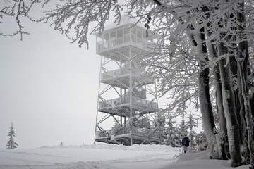 Czantoria, wieża widokowa w zimowej scenerii © Hanna