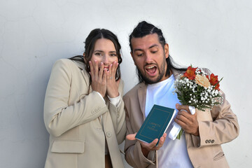 Feliz pareja de recién Casados, asombrados y alegres