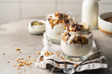 Crunchy honey granola