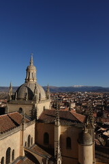 Naklejka premium Segovia under the snowy mountains