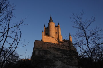 Obraz premium Alcázar de Segovia in sunset