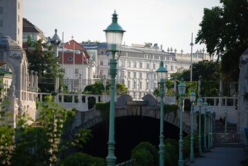 Eine Promenade am Wienfluss und historische Gebäude.