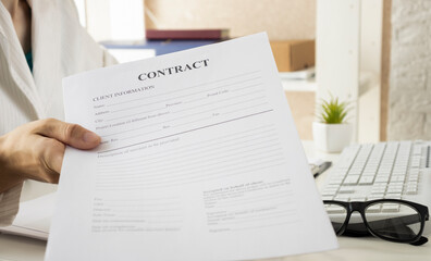 Obraz premium Businessman his colleague giving contract to read and sign