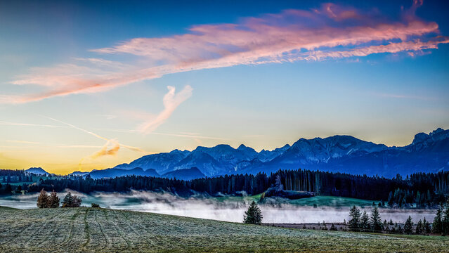 Blick auf die Alpen und Morgennebel &uuml;ber dem Attlesee bei Nesselwang