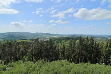 Blick auf die Frühlingshafte Naturlandschaft der Stadt Balve im Sauerland	