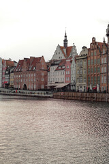 Obraz premium Scenic view of a flooded river flowing through a historic European city 