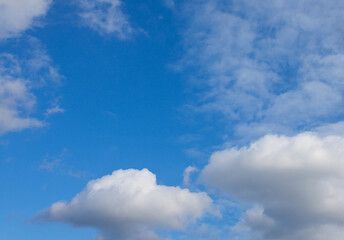 Błękitne niebo z chmurami. Blue sky with clouds. 