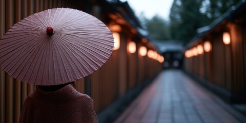 美しい和傘を持った女性が情緒豊かな竹林の小道を歩く夕方の光景