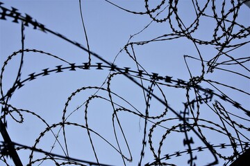 Zaun Stacheln Stacheldraht Himmel Sicherheit Metall Schutz Gefahr Sicherheit 
