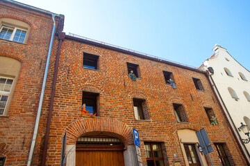 Budynek biblioteki, a w okiennicach figurki z książkami w rękach - atrakcja turystyczna, Toruń, Polska © 123108 Aneta