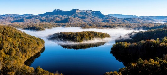 Obraz premium 美しい山々と静かな湖、朝霧に包まれる風景