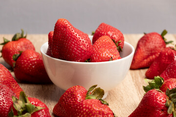 cosecha de frutillas servidas en un plato blanco