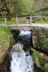 Puente sobre un riachuelo en la Ruta das Cascadas en A Peroxa, Galicia