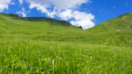 Obraz premium Green mountain with sky clouds natural landscape at sunny weather.