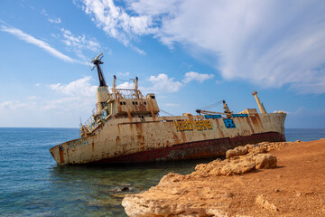 Verlassener Schiffswrack (Edro III) an idyllischer Küste Zypern bei strahlend blauem Himmel –...