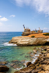 Verlassener Schiffswrack (Edro III) an idyllischer K&uuml;ste Zypern bei strahlend blauem Himmel &ndash; Mediterrane Landschaft