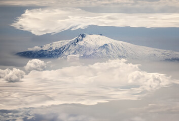 Cima innevata del vulcano Etna avvolta dalle nuvole 410c