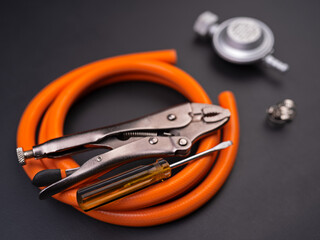 Reducer, hose and keys for mounting the gas cylinder.