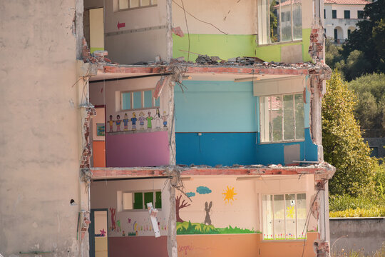 Riqualificazione area urbana: Edificio scolastico danneggiato .