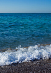 Onde del mare sulla spiaggia. Bellissimo paesaggio marino con mare blu. mare01