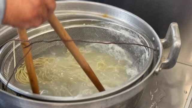 そば打ち体験　大鍋で茹でる調理
