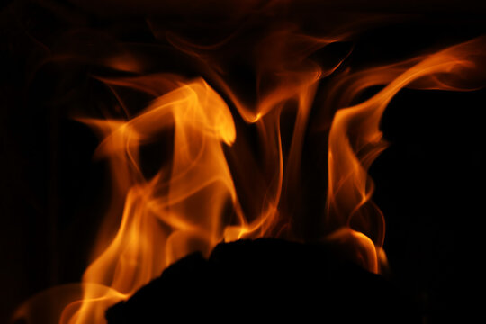 Flammen von einem Feuer vor einem schwarzen Hintergrund
